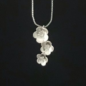 Beautiful Silver-tone Flower Necklace